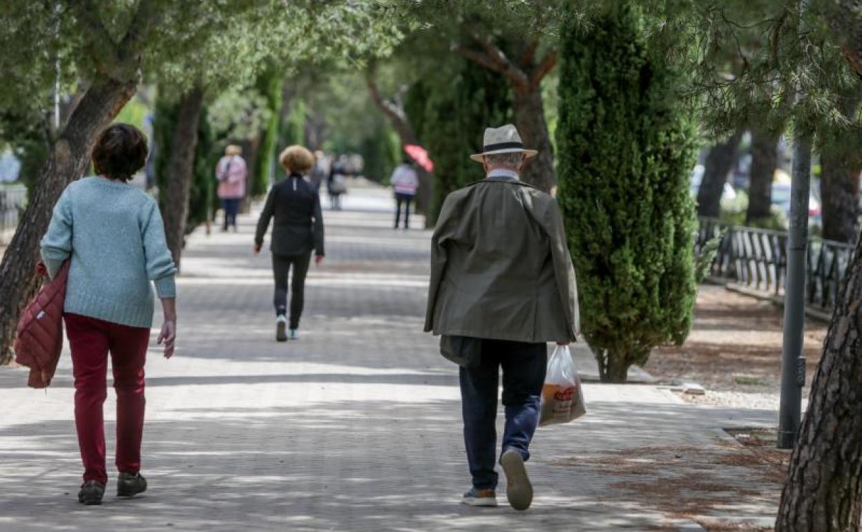 Varias personas caminan por una calle de Madrid.