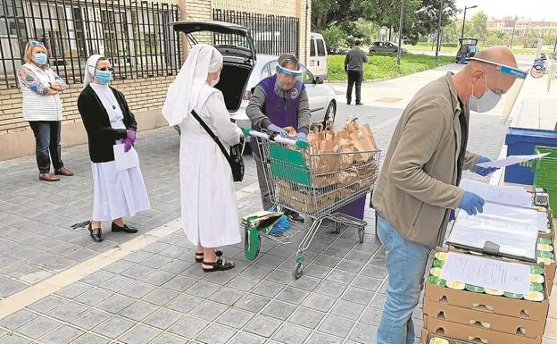 Exteriores del Banco de Alimentos durante la distribución de los menús que se preparan diariamente. 