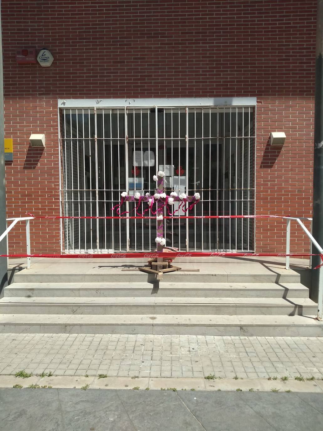 Cruz de mayo en Malvarrosa, realizada por Jaime Aviñó e Isabel Adelantado. 