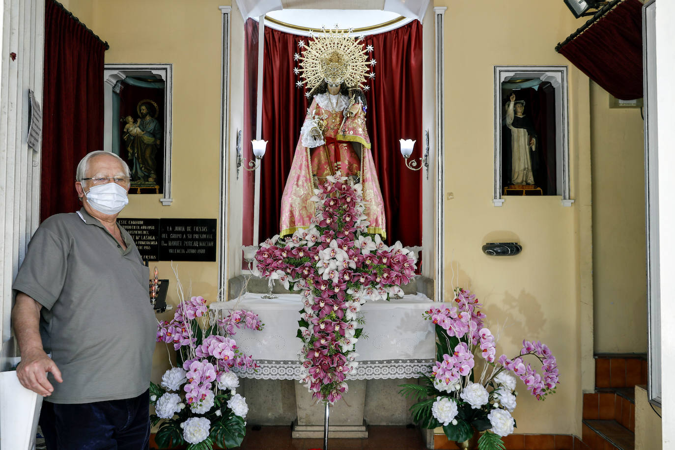 Este año el concurso de las cruces de mayo no se ha podido celebrar por la pandemia del coronavirus, pero la tradición no se ha perdido. Los valencianos, desde casa, han recreado decoraciones florales con jardinería o papel para recordar los monumentos de mayo que no se han podido plantar.