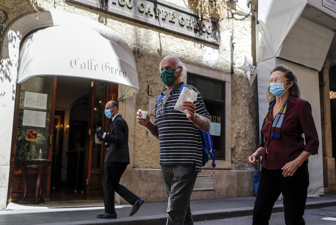 El país inicia con gran cautela la fase de desescalada gradual de las medidas de emergencia, después de 55 días de confinamiento estricto. Los ciudadanos gozan de más libertad de movimientos, con un leve alivio de las restricciones que les permite, entre otras cosas, salir a pasear, hacer deporte más lejos de casa o visitar a familiares.