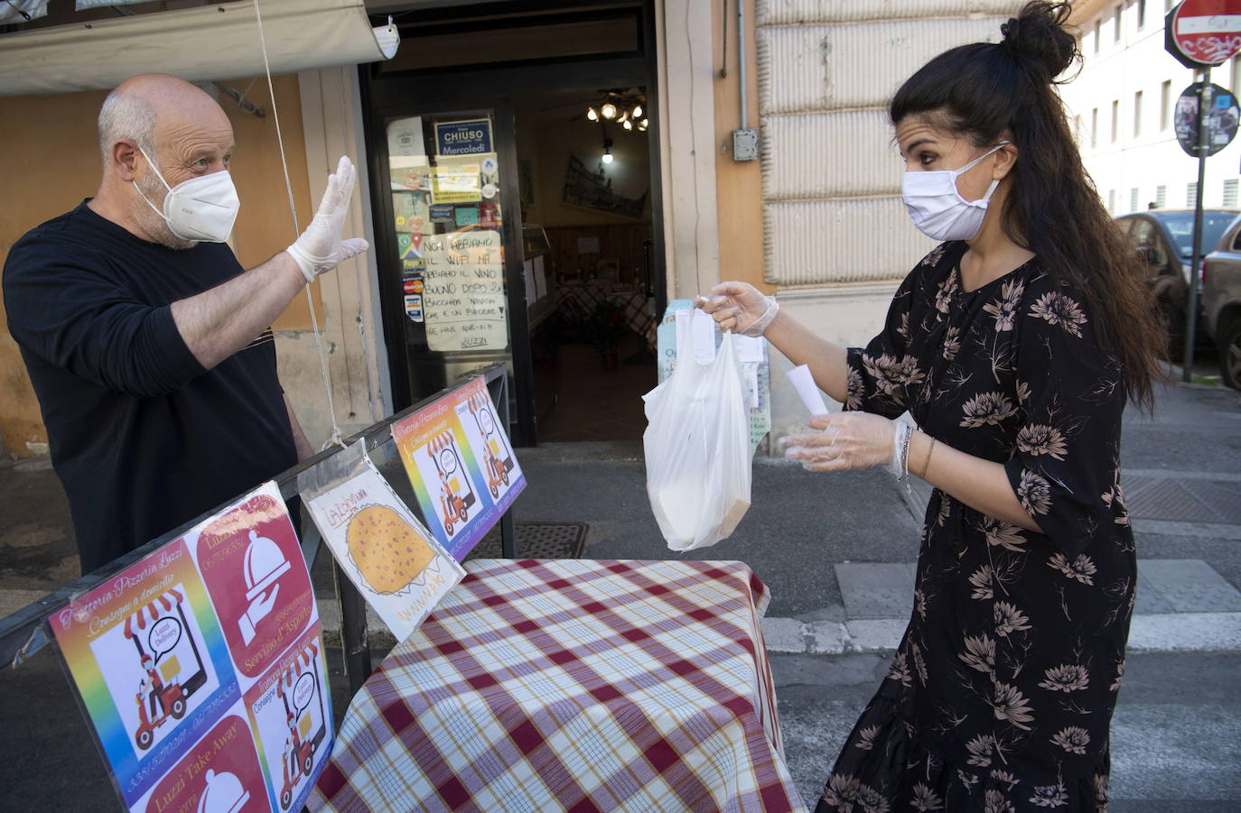 El país inicia con gran cautela la fase de desescalada gradual de las medidas de emergencia, después de 55 días de confinamiento estricto. Los ciudadanos gozan de más libertad de movimientos, con un leve alivio de las restricciones que les permite, entre otras cosas, salir a pasear, hacer deporte más lejos de casa o visitar a familiares.