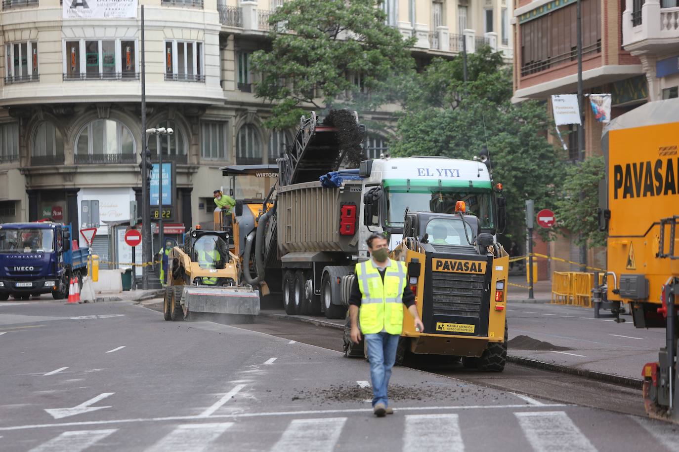 Las primeras obras en la plaza del Ayuntamiento han comenzado este 4 de mayo con la retirada del asfalto y los semáforos en varios lugares. Los operarios trabajan a toda velocidad pues la peatonalización de 12.000 metros cuadrados debe estar acabada por completo el próximo lunes. 