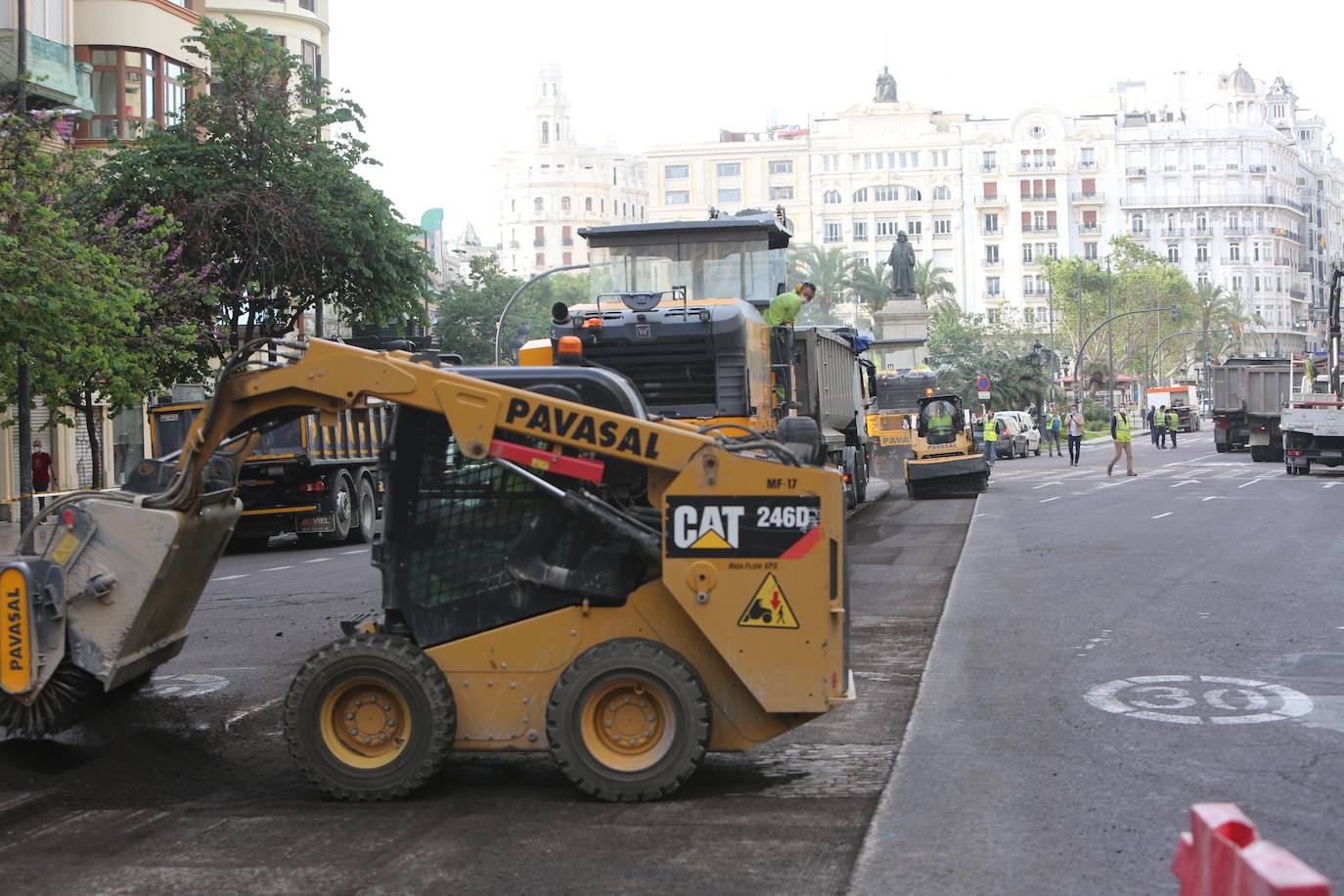 Las primeras obras en la plaza del Ayuntamiento han comenzado este 4 de mayo con la retirada del asfalto y los semáforos en varios lugares. Los operarios trabajan a toda velocidad pues la peatonalización de 12.000 metros cuadrados debe estar acabada por completo el próximo lunes. 