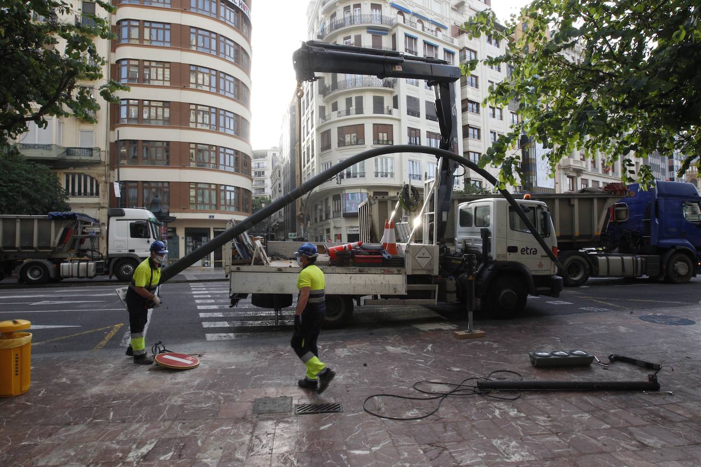 Las primeras obras en la plaza del Ayuntamiento han comenzado este 4 de mayo con la retirada del asfalto y los semáforos en varios lugares. Los operarios trabajan a toda velocidad pues la peatonalización de 12.000 metros cuadrados debe estar acabada por completo el próximo lunes. 