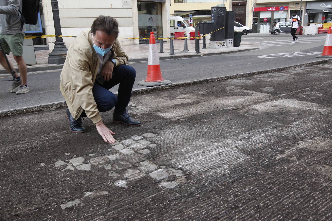 Las primeras obras en la plaza del Ayuntamiento han comenzado este 4 de mayo con la retirada del asfalto y los semáforos en varios lugares. Los operarios trabajan a toda velocidad pues la peatonalización de 12.000 metros cuadrados debe estar acabada por completo el próximo lunes. 