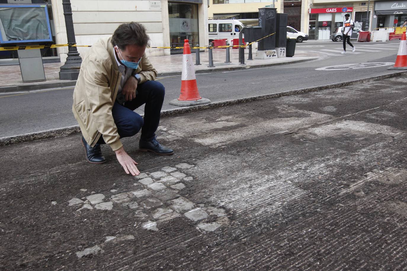 Las primeras obras en la plaza del Ayuntamiento han comenzado este 4 de mayo con la retirada del asfalto y los semáforos en varios lugares. Los operarios trabajan a toda velocidad pues la peatonalización de 12.000 metros cuadrados debe estar acabada por completo el próximo lunes. 