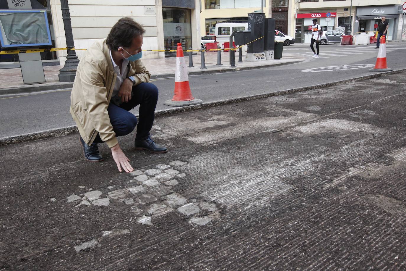 Las primeras obras en la plaza del Ayuntamiento han comenzado este 4 de mayo con la retirada del asfalto y los semáforos en varios lugares. Los operarios trabajan a toda velocidad pues la peatonalización de 12.000 metros cuadrados debe estar acabada por completo el próximo lunes. 