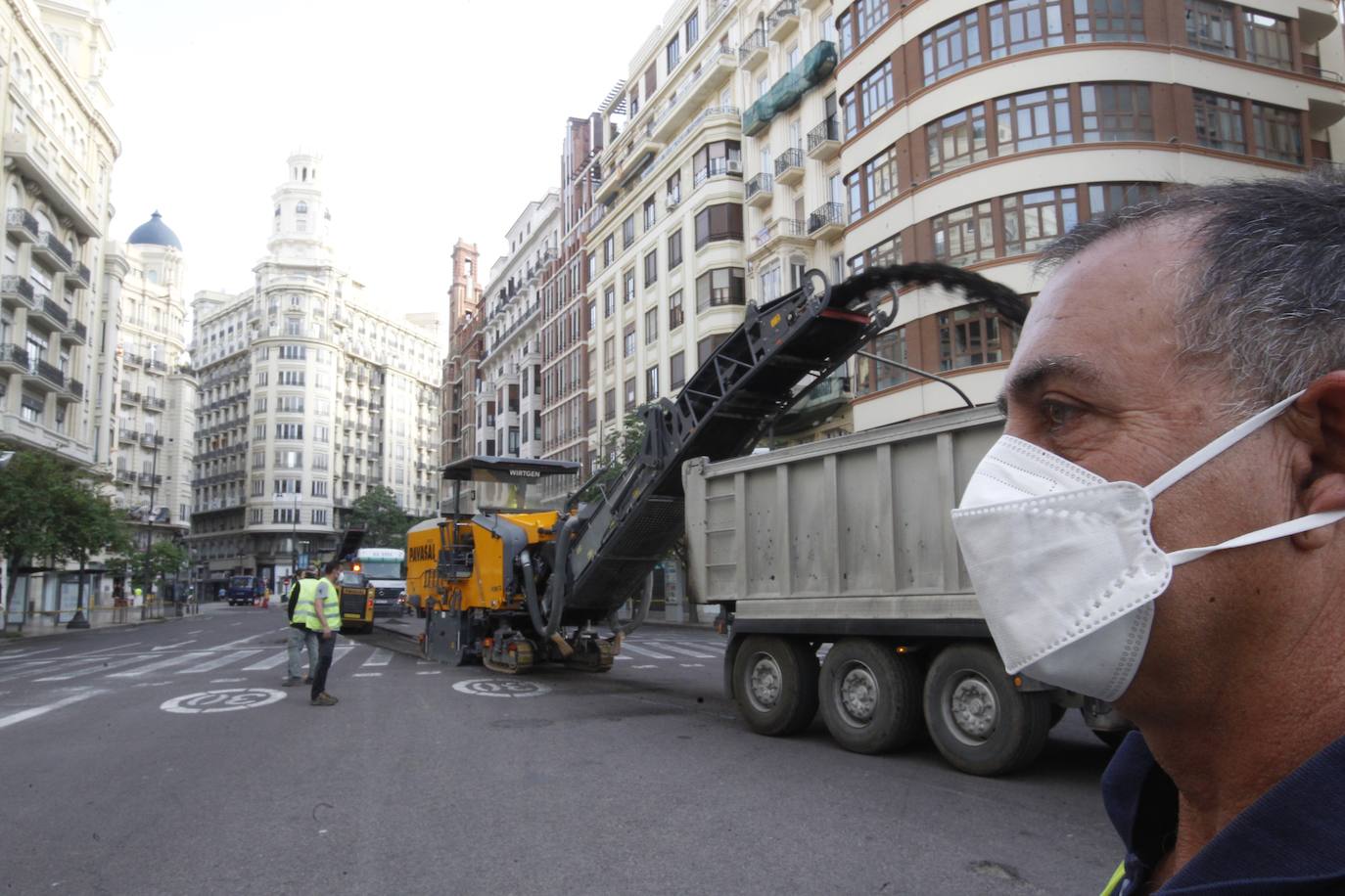 Las primeras obras en la plaza del Ayuntamiento han comenzado este 4 de mayo con la retirada del asfalto y los semáforos en varios lugares. Los operarios trabajan a toda velocidad pues la peatonalización de 12.000 metros cuadrados debe estar acabada por completo el próximo lunes. 