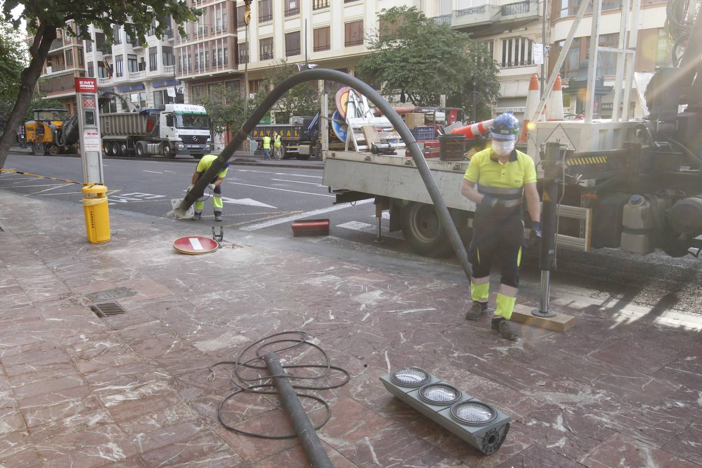 Las primeras obras en la plaza del Ayuntamiento han comenzado este 4 de mayo con la retirada del asfalto y los semáforos en varios lugares. Los operarios trabajan a toda velocidad pues la peatonalización de 12.000 metros cuadrados debe estar acabada por completo el próximo lunes. 