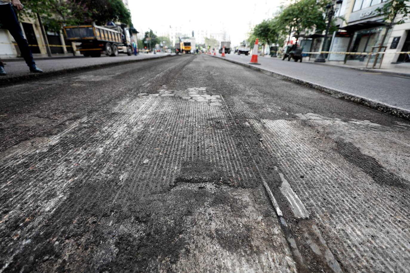 Las primeras obras en la plaza del Ayuntamiento han comenzado este 4 de mayo con la retirada del asfalto y los semáforos en varios lugares. Los operarios trabajan a toda velocidad pues la peatonalización de 12.000 metros cuadrados debe estar acabada por completo el próximo lunes. 