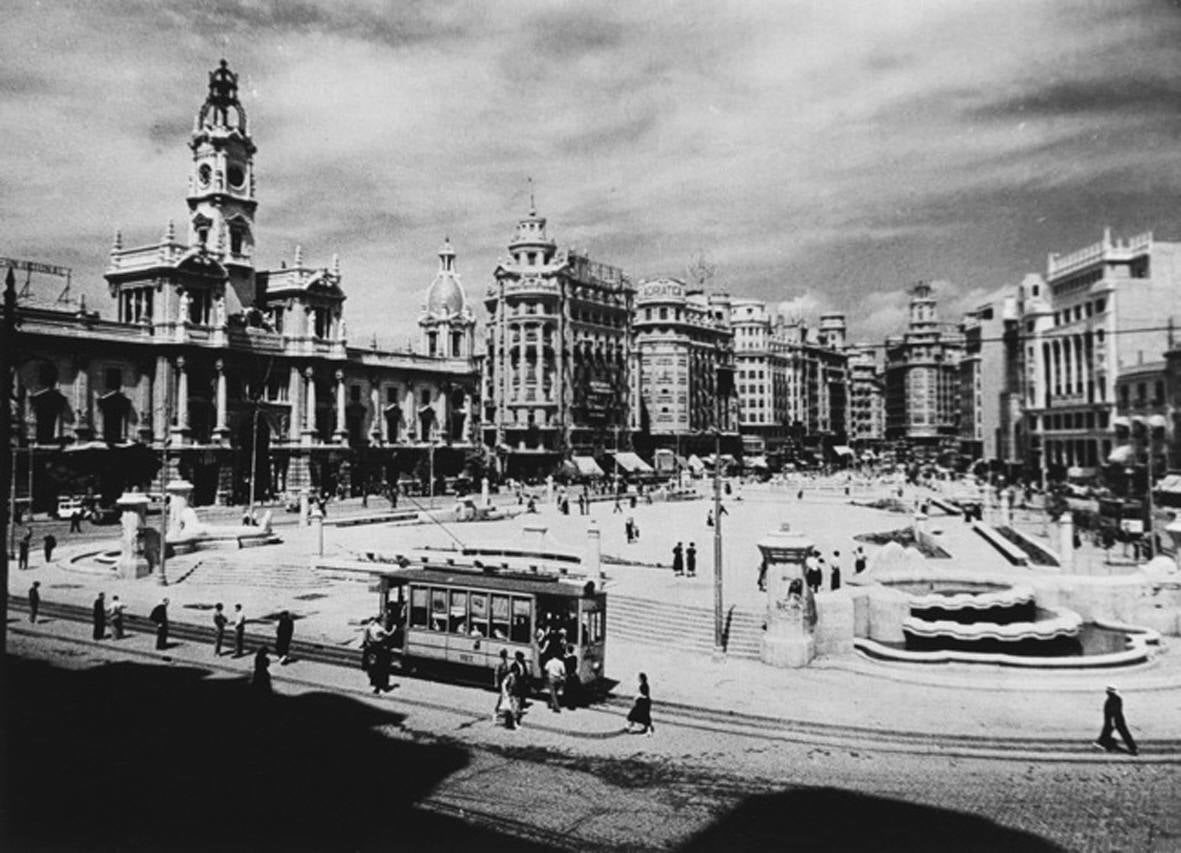 1937. Con la guerra iniciada y la 'tortada' de Javier Goerlich dominaba el centro de la plaza.