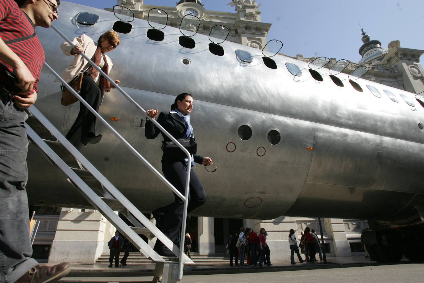 Entre las curiosidades que deja el paso del tiempo por la plaza del Ayuntamiento se encuentra el avión que 'aterrizó' dentro de una mostra cultural en el año 2006.