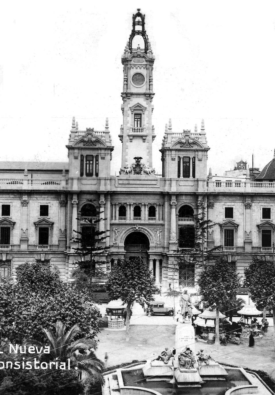 En las postales antiguas se contempla como la casa consistorial no tenía aún el característico balcón.