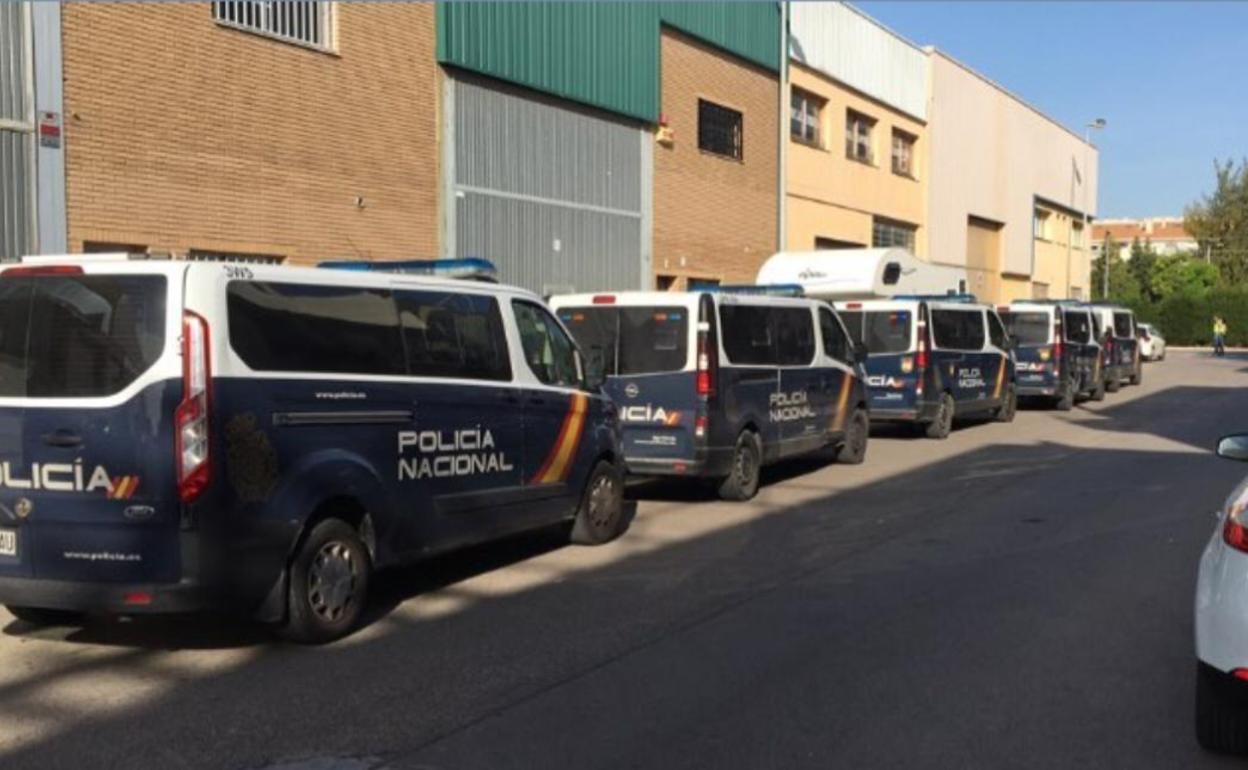 Cinco furgones de la Policía Nacional en la calle donde los agentes han realizado la operación antidroga. 