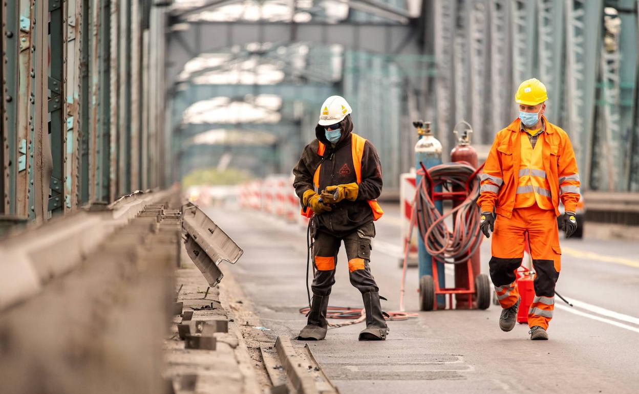 Dos trabajadores en una obra en ejecución.