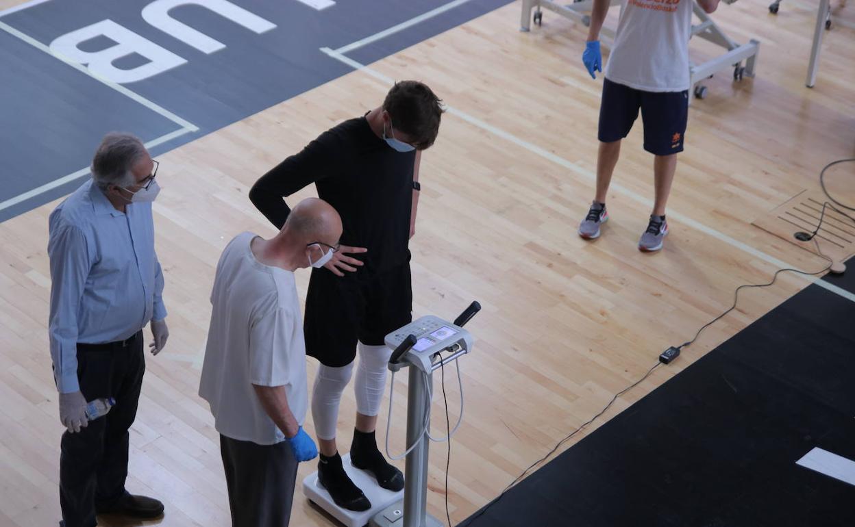 El doctor Ignacio Muñoz, a la izquierda, supervisa una prueba de Doornekamp 