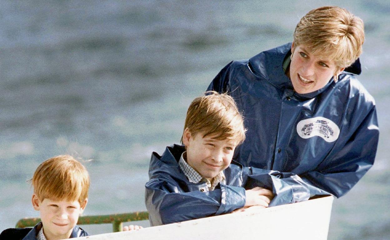 Lady Di, con sus hijos Enrique y Guillermo en las cataratas del Niágara en 1991.