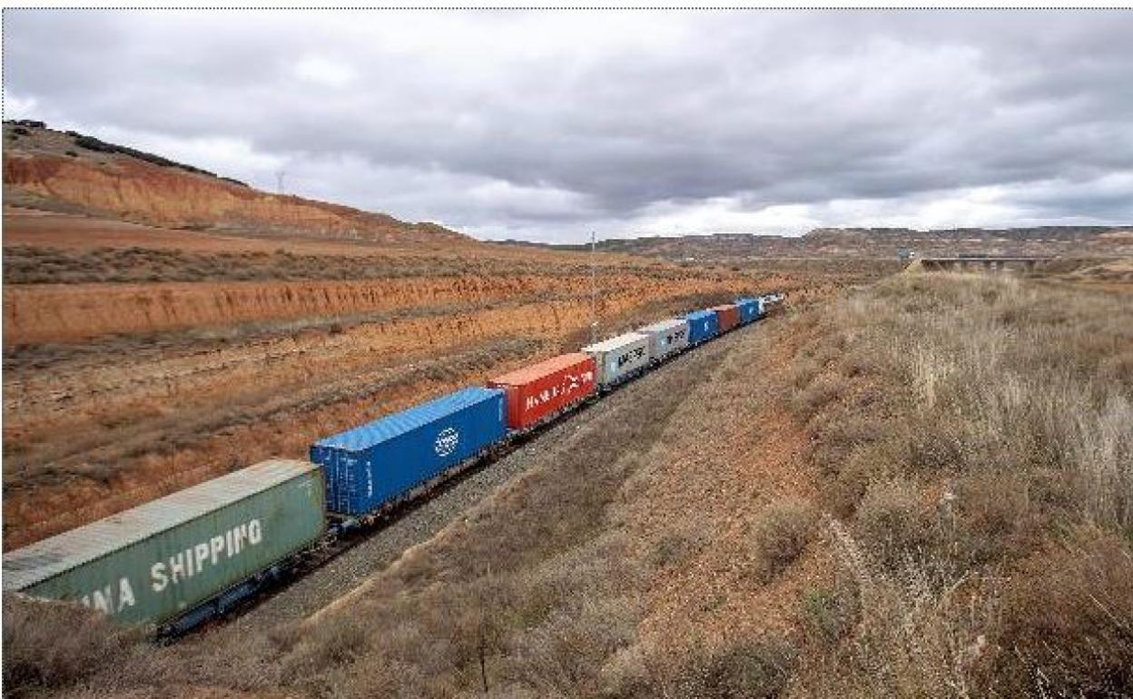 Un tren de mercancías por la línea de Zaragoz.