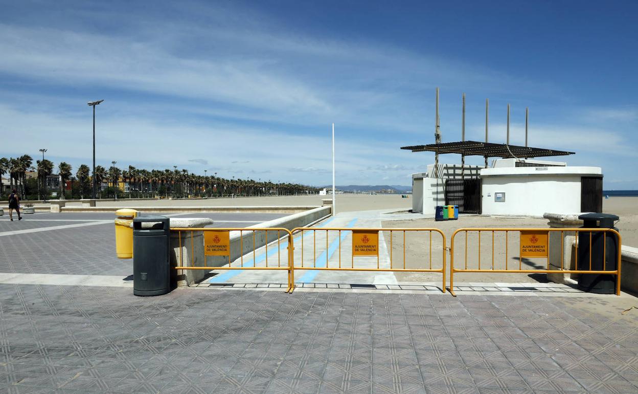 Playa de Valencia cerrada al público. 