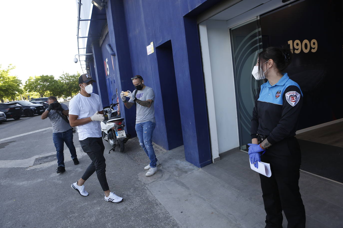 La plantilla del Levante acude al Ciudad de Valencia para pasar los test de Covid-19.