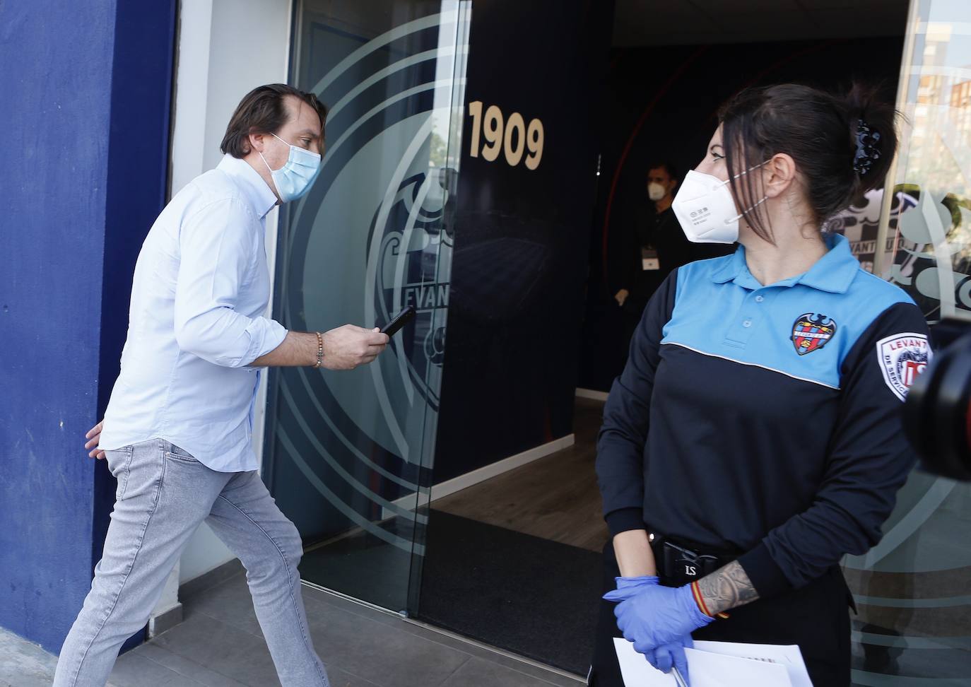 La plantilla del Levante acude al Ciudad de Valencia para pasar los test de Covid-19.