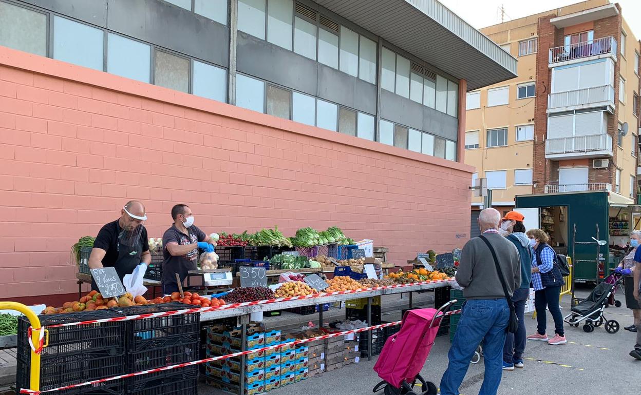 Uno de los puestos de verdura en Alzira. 