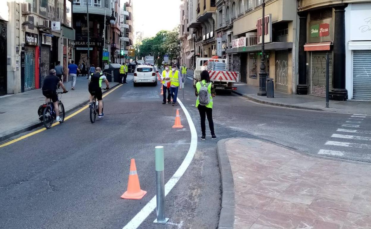 Colocación de los primeros bolardos en la avenida María Cristina, esta mañana. 