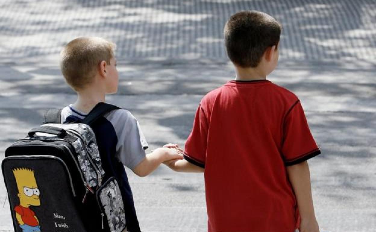 Dos niños de Primaria se dirigen al colegio.