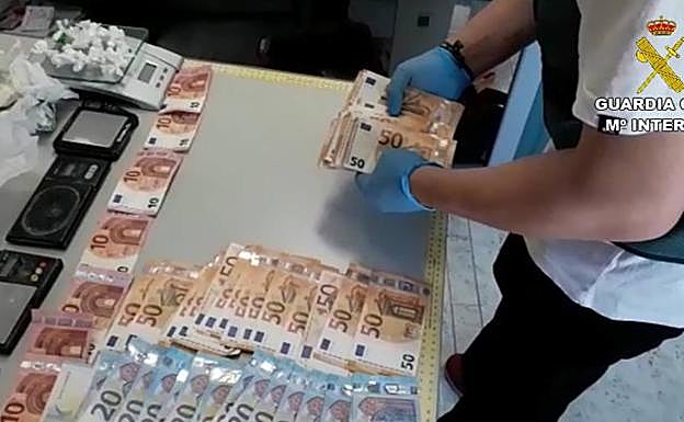 Imagen principal - Desmantelan un negocio familiar de tráfico de cocaína que había intentado ya introducir droga en una cárcel valenciana