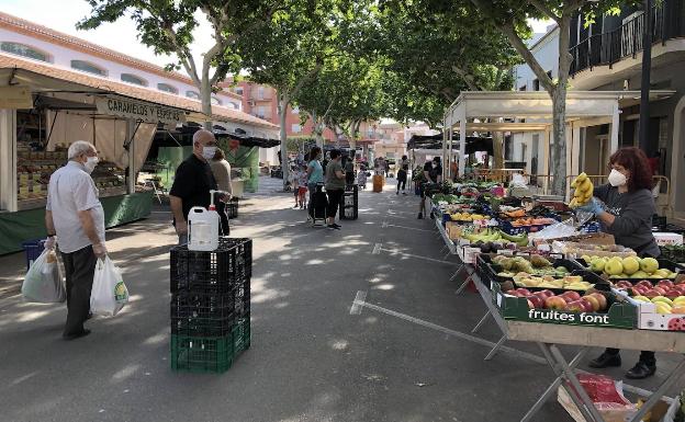 Los puestos instalados ayer en el mercadillo de Ondara. 