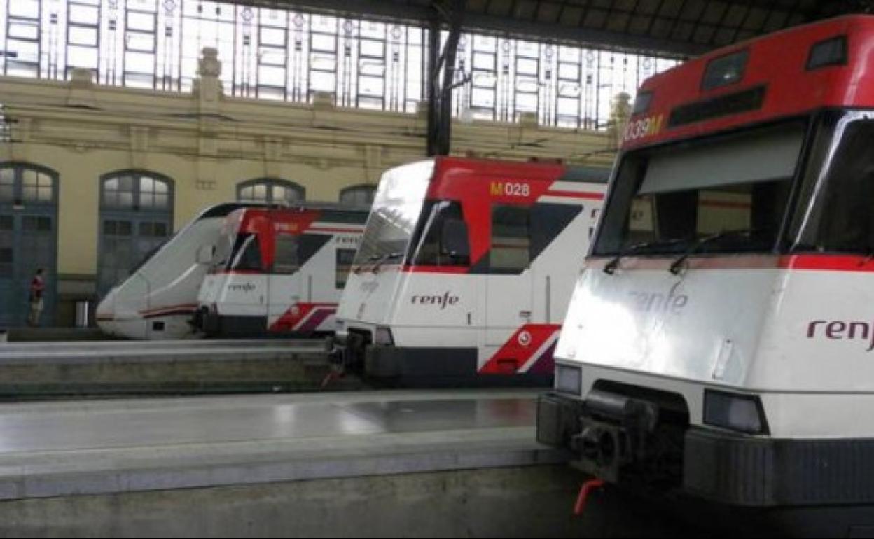 Tres trenes de cercanías de Renfe.