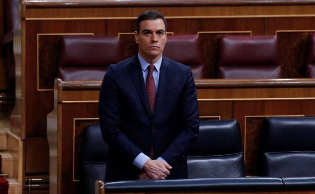 El presidente del Gobierno, Pedro Sánchez, guarda este miércoles un minuto de silencio en el Congreso.