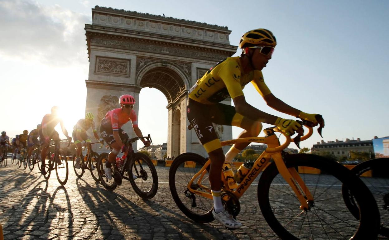 Llegada a los Campos Elíseos en la última edición del Tour de Francia. 