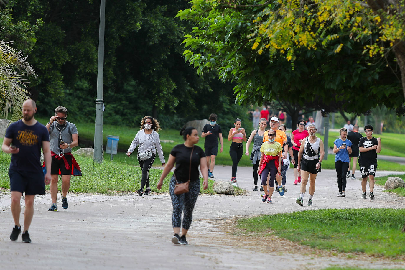 El Jardín del río Turia se ha convertido en uno de los lugares de mayor afluencia de deportistas durante la desescalada por el confinamiento por el Covid-19.