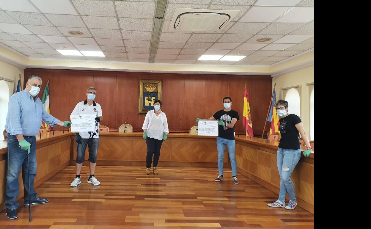 El presidente del Dorsal 19 durante la donación del cheque, junto al alcalde, Enrique Moll, el edil y la coordinadora de Deportes y directora de la residencia. 