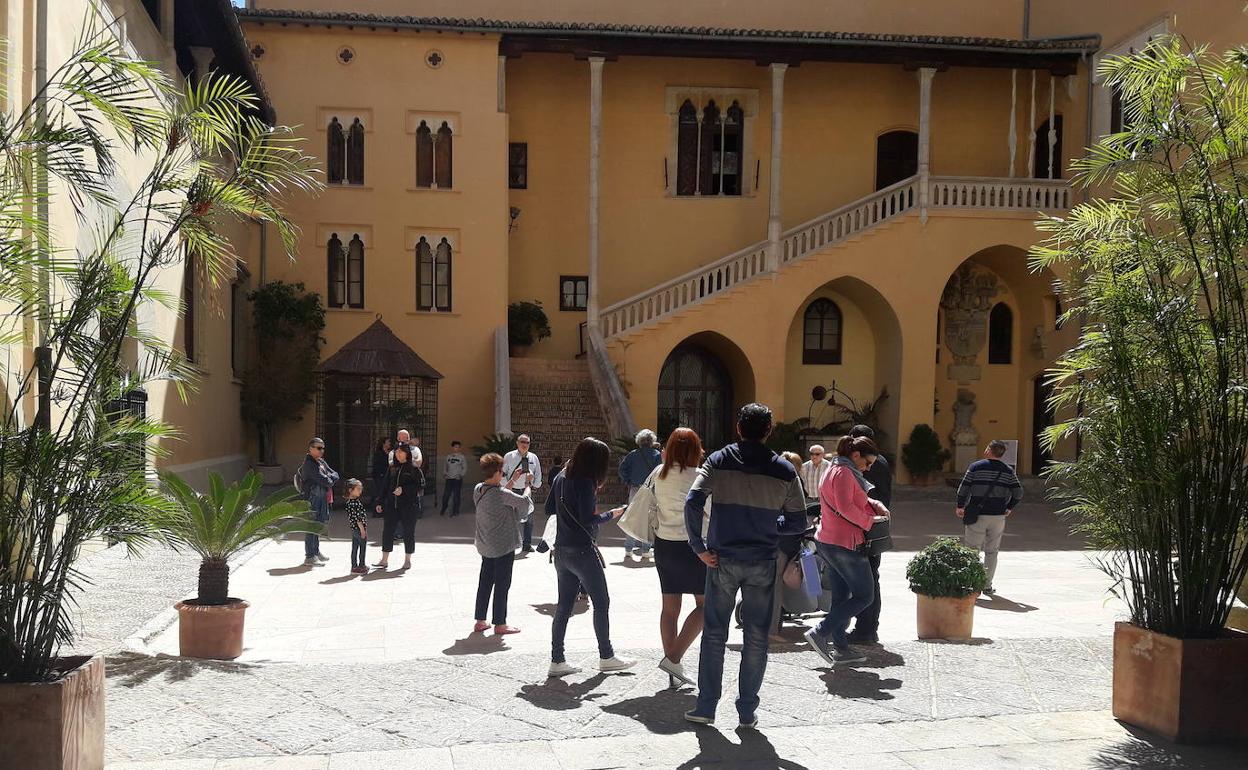 Un grupo de visitantes en el patio del Palau Ducal. 