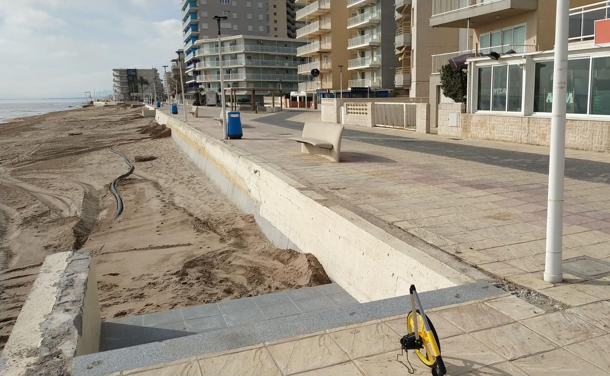 Un tramo de la playa donde se toman medidas para colocar una valla y proteger a los turistas en verano. 