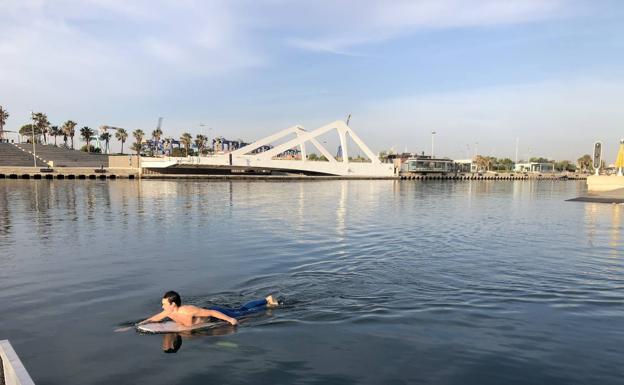 Galería. Las playas de Valencia se llenan de deportistas. 