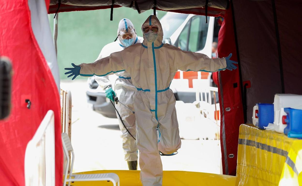 Labores de desinfección de vehículos sanitarios.