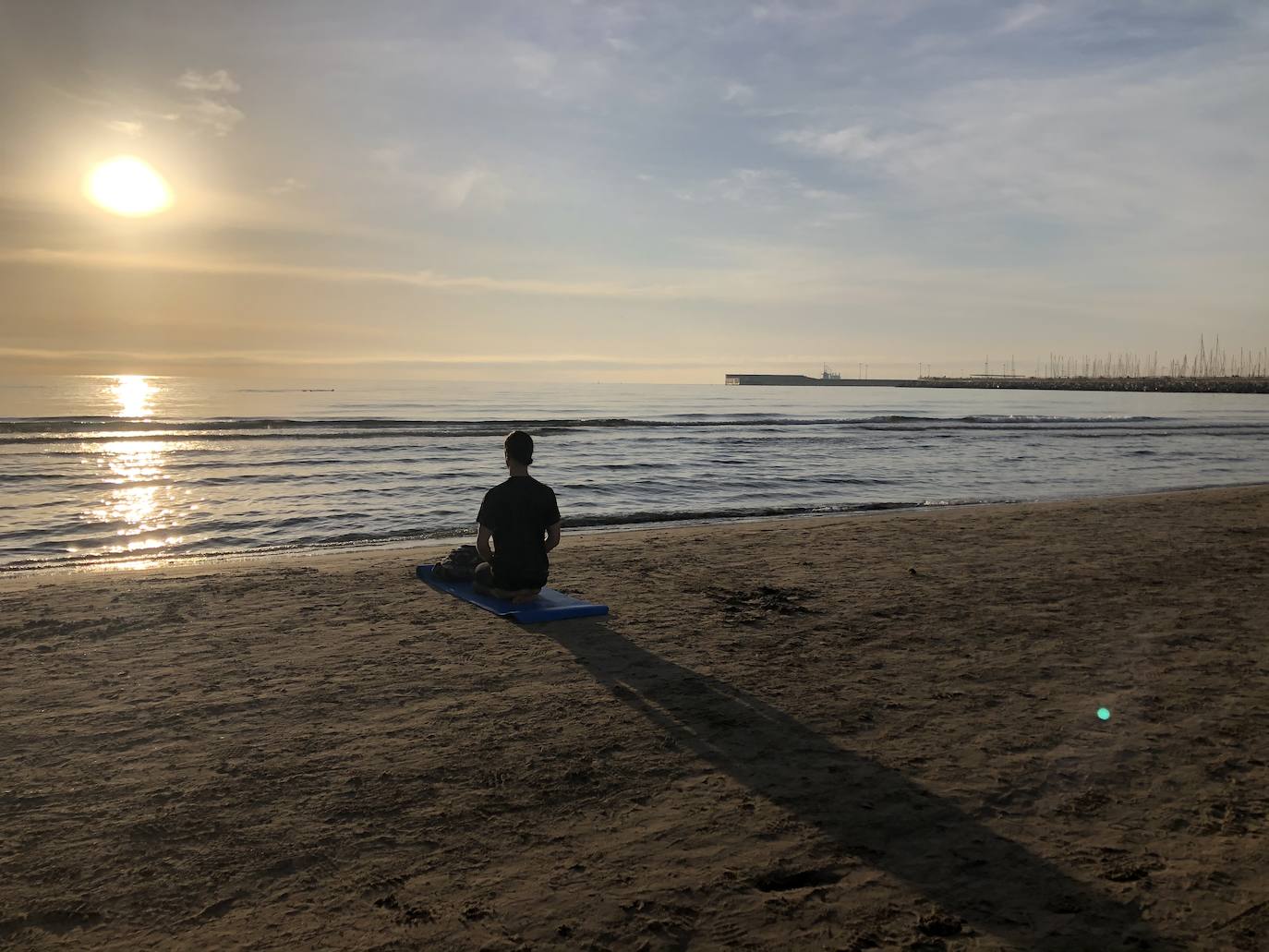 Nadadores, corredores, surfistas y personas practicando yoga se han dejado ver este jueves en las playas de Valencia desde que se ha asomado el sol, aprovechando las horas permitidas para practicar deporte en la ciudad. 