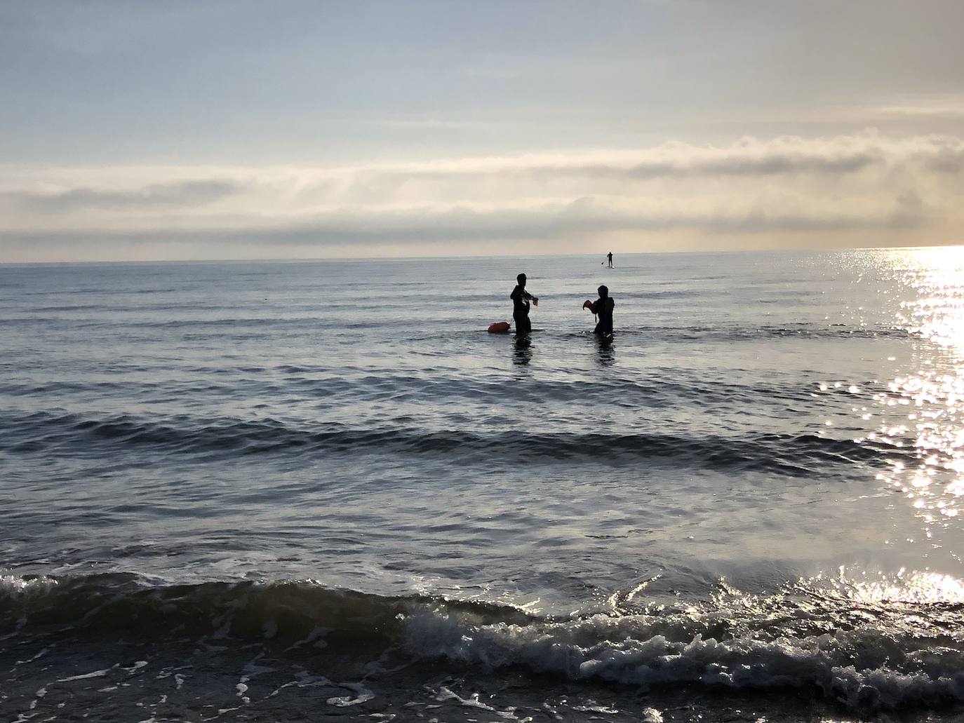 Nadadores, corredores, surfistas y personas practicando yoga se han dejado ver este jueves en las playas de Valencia desde que se ha asomado el sol, aprovechando las horas permitidas para practicar deporte en la ciudad. 