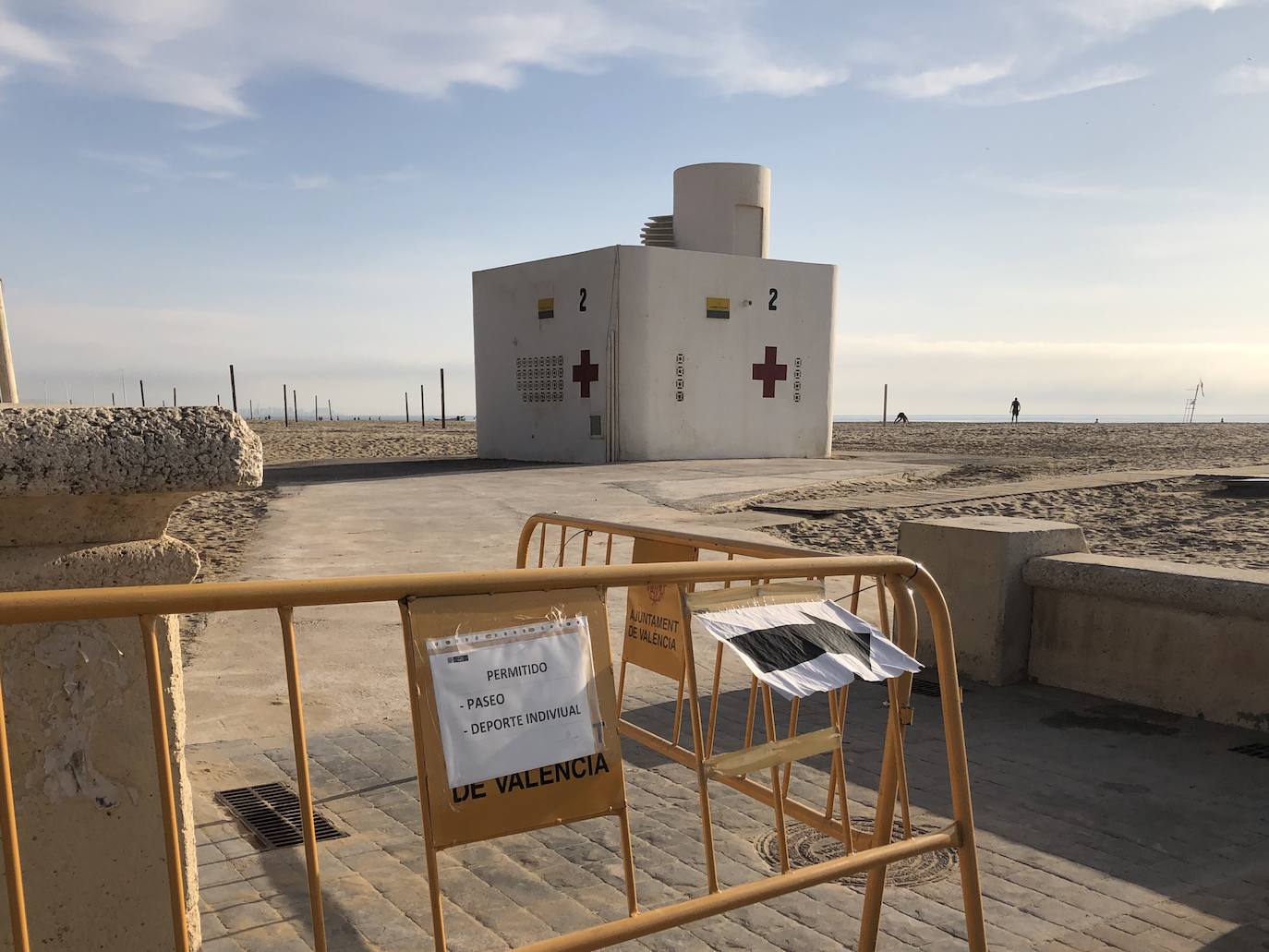 Nadadores, corredores, surfistas y personas practicando yoga se han dejado ver este jueves en las playas de Valencia desde que se ha asomado el sol, aprovechando las horas permitidas para practicar deporte en la ciudad. 