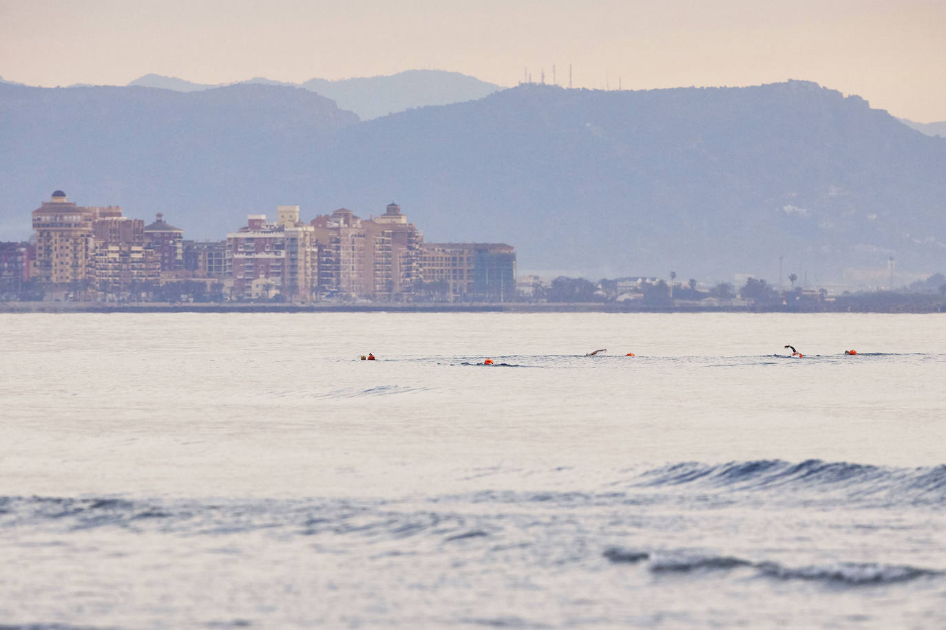 Nadadores, corredores, surfistas y personas practicando yoga se han dejado ver este jueves en las playas de Valencia desde que se ha asomado el sol, aprovechando las horas permitidas para practicar deporte en la ciudad. 