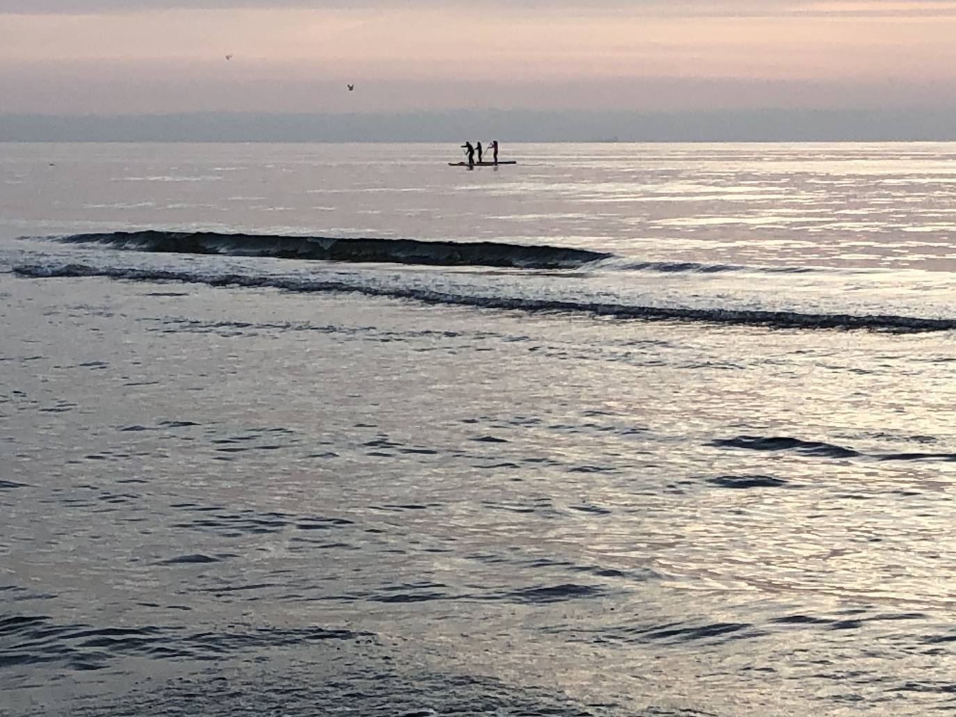 Nadadores, corredores, surfistas y personas practicando yoga se han dejado ver este jueves en las playas de Valencia desde que se ha asomado el sol, aprovechando las horas permitidas para practicar deporte en la ciudad. 