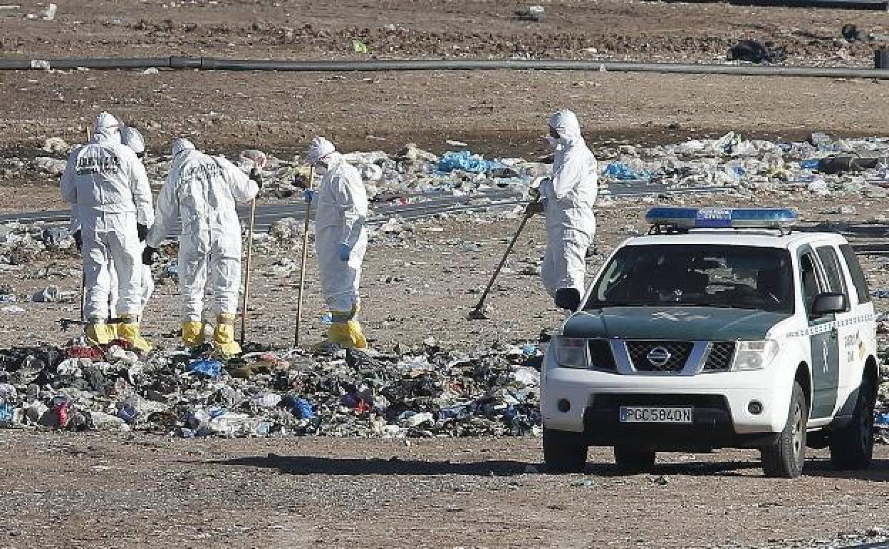 Un grupo de guardias civiles busca el cadáver de la joven en el vertedero. 