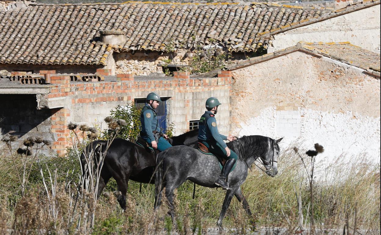 Dos guardias civiles del Escuadrón de Caballería buscan el cadáver de Marta. 