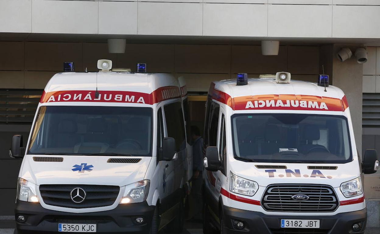 Dos ambulancias en un hospital. 