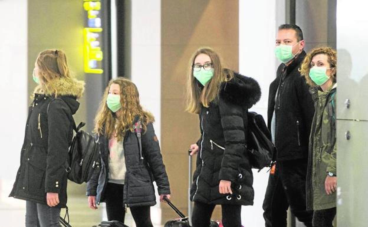 Turistas en el aeropuerto de Manises durante el estado de alarma.