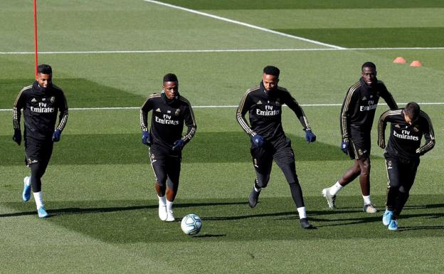 Los futbolistas del Real Madrid, entrenando en Valdebebas antes del parón. 